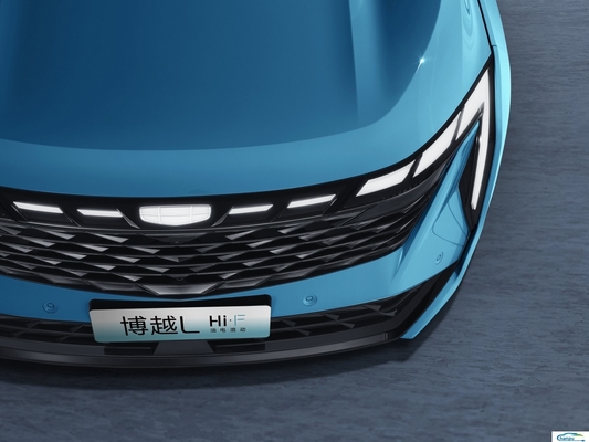 Découvrez la voiture compacte Hybrid Boyue L de Geely avec couleur intérieure foncée