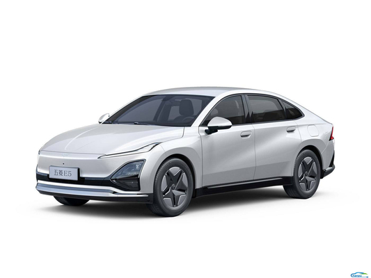 410KM Range Wuling E5 2024 Standard de voiture électrique au détail sur le marché des véhicules à énergie