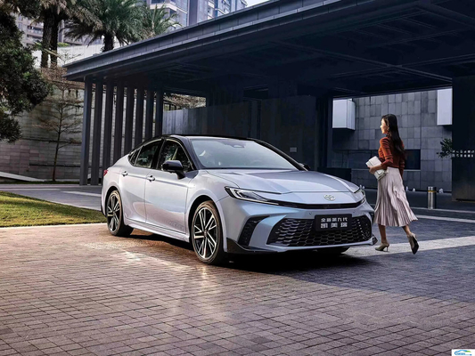 Plateau de toit en alliage d'aluminium et sièges en tissu 2024 Toyota Camry Ride-On Car pour passagers