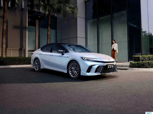Plateau de toit en alliage d'aluminium et sièges en tissu 2024 Toyota Camry Ride-On Car pour passagers