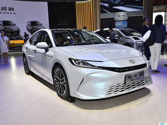 Plateau de toit en alliage d'aluminium et sièges en tissu 2024 Toyota Camry Ride-On Car pour passagers