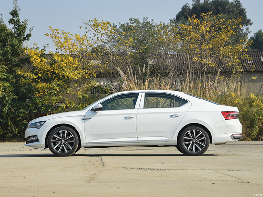 Réglage électrique du siège du conducteur 2024 Skoda Superb TSI 280 AWD SUV pour Volkswagen