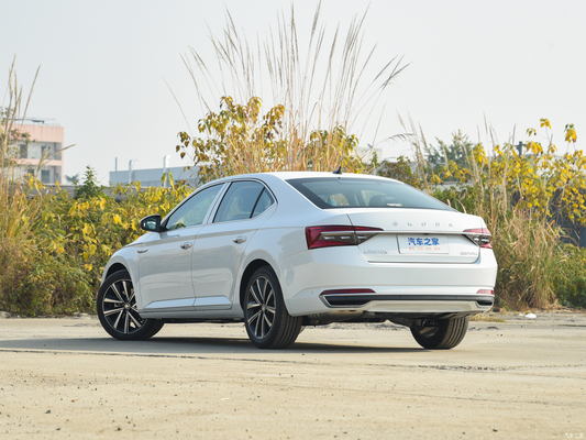 Réglage électrique du siège du conducteur 2024 Skoda Superb TSI 280 AWD SUV pour Volkswagen