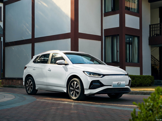La berline électrique BYD E2 de Chongqing Hanpu Automobile est abordable et énergétique.